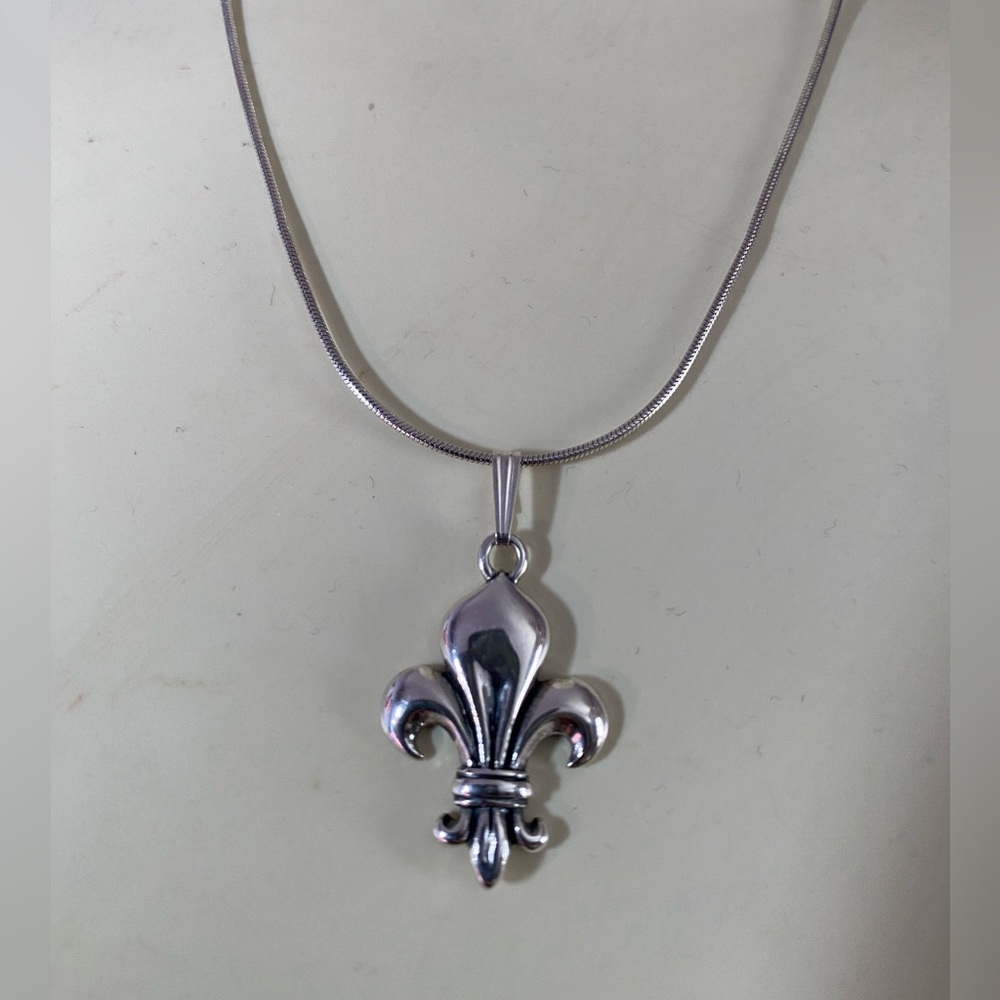 Sterling Silver Fleur-de-lis Pendant & Chain